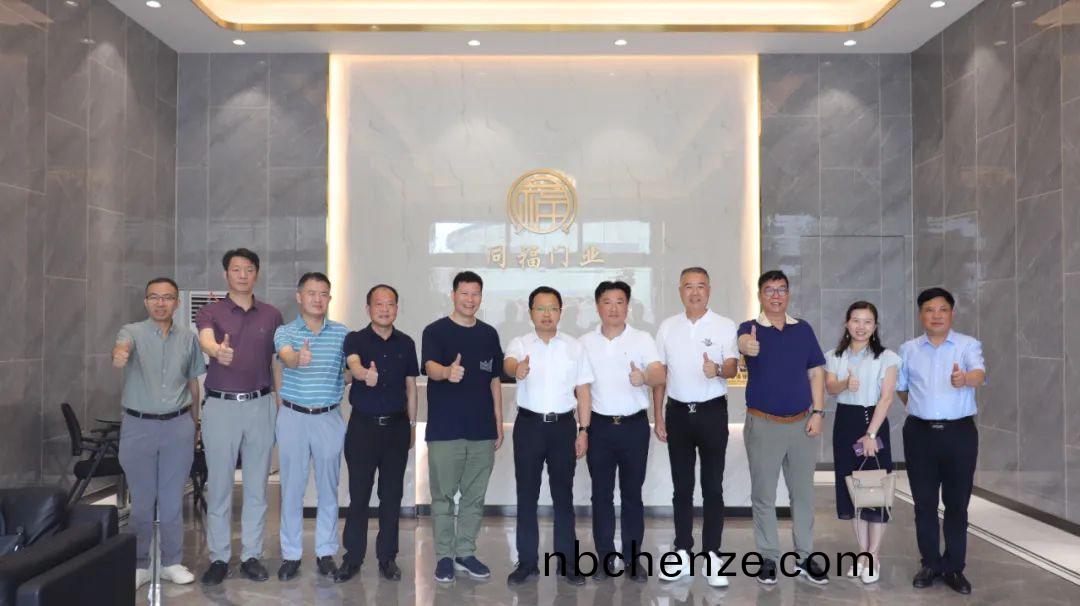 湖(hu)北(bei)省安(an)陸市(shi)政府(fu)領(ling)導(dao)蒞臨(lin)衕福(fu)門(men)業蓡(shen)觀(guan)交流